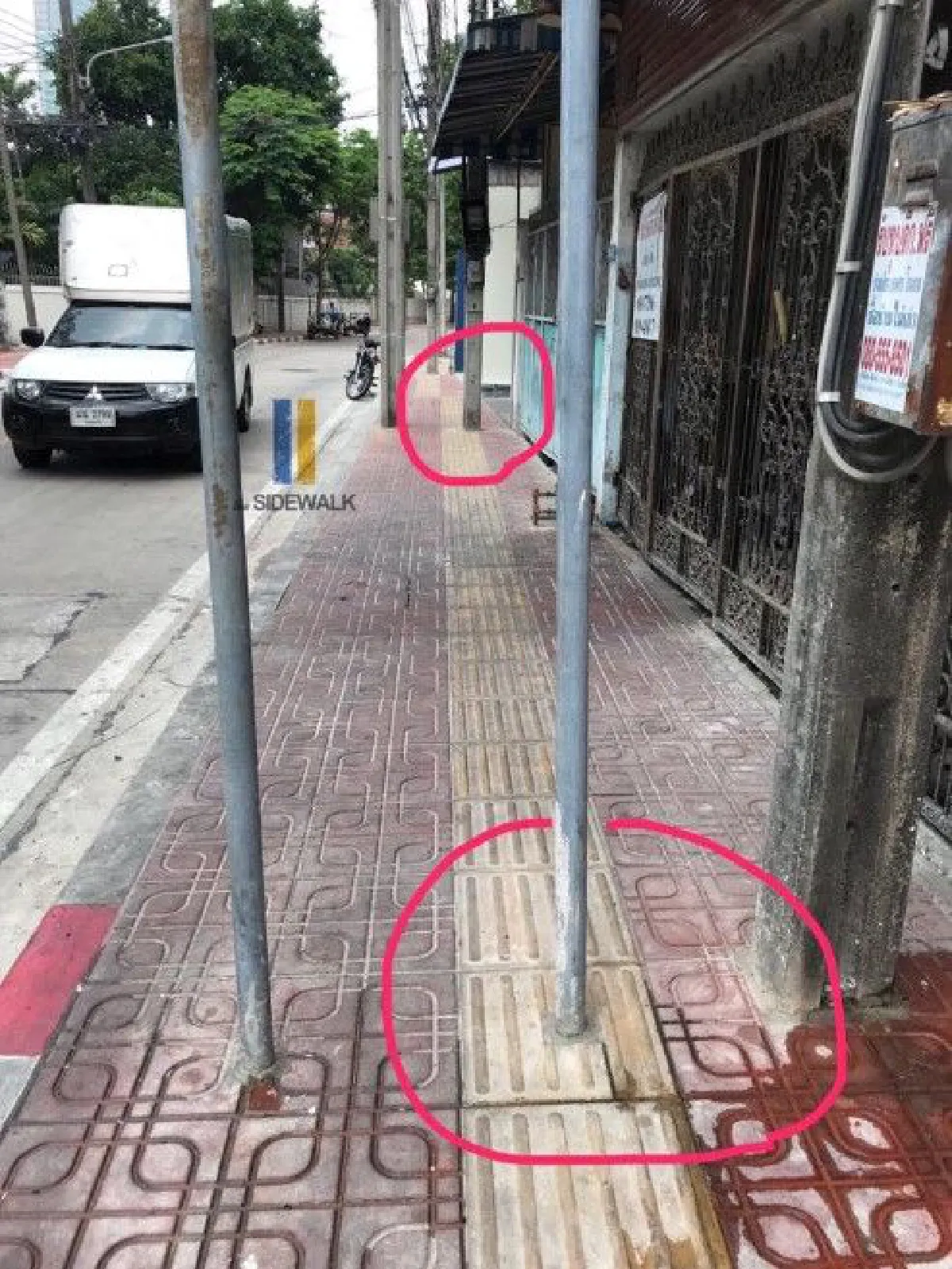 โวยคนก่อสร้าง-ตรวจรับงาน ไร้ความมืออาชีพสร้างทางมั่วอันตรายให้คนตาบอด