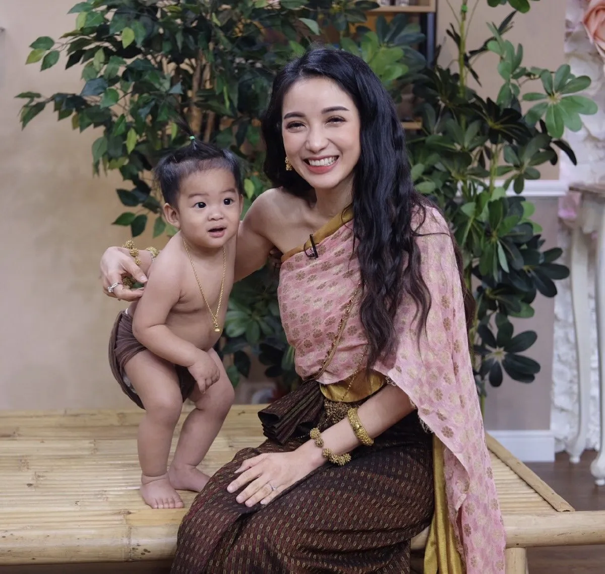น่ารักเหลือเกินออเจ้า! แม่หญิงแพท-พี่หมื่นเรซซิ่ง แต่งชุดไทยตามละครบุพเพฯ