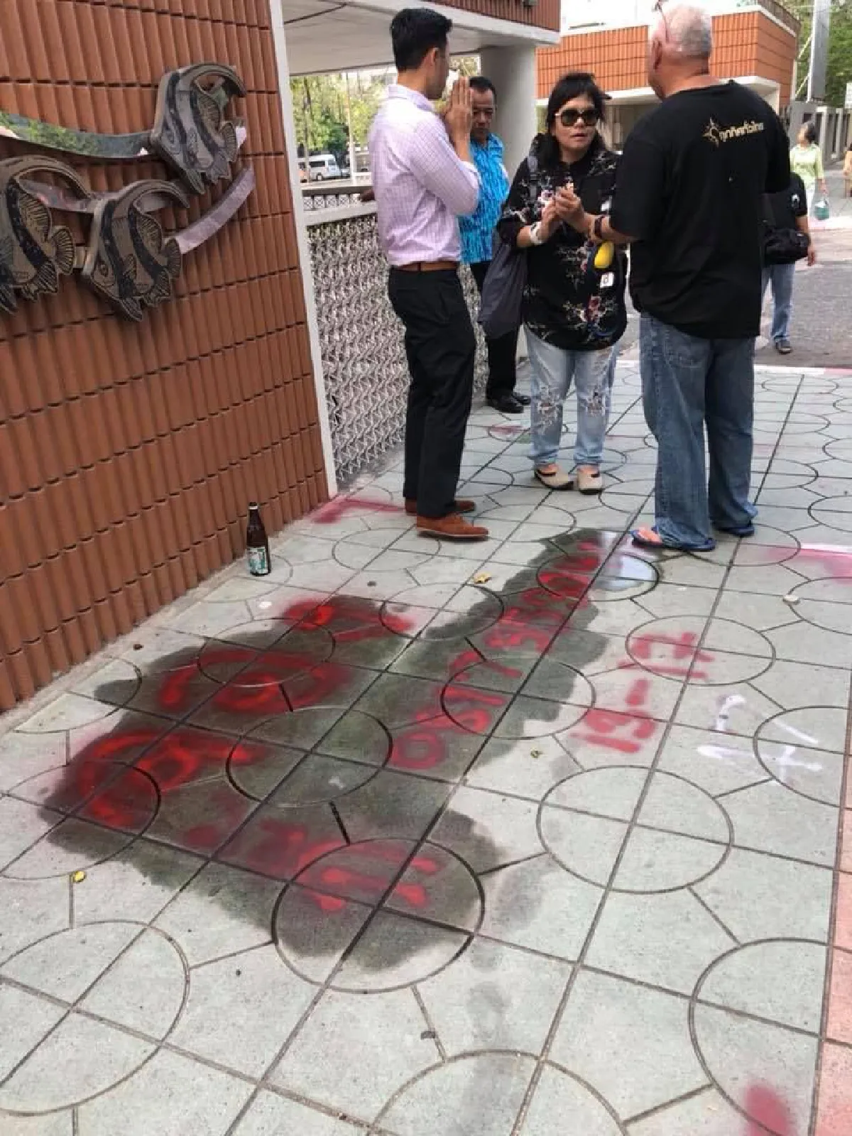 "นายกฯตุ้ย" นำทีมทำความสะอาดสีที่ผู้ค้าพ่นจองขายของงานวันไหล