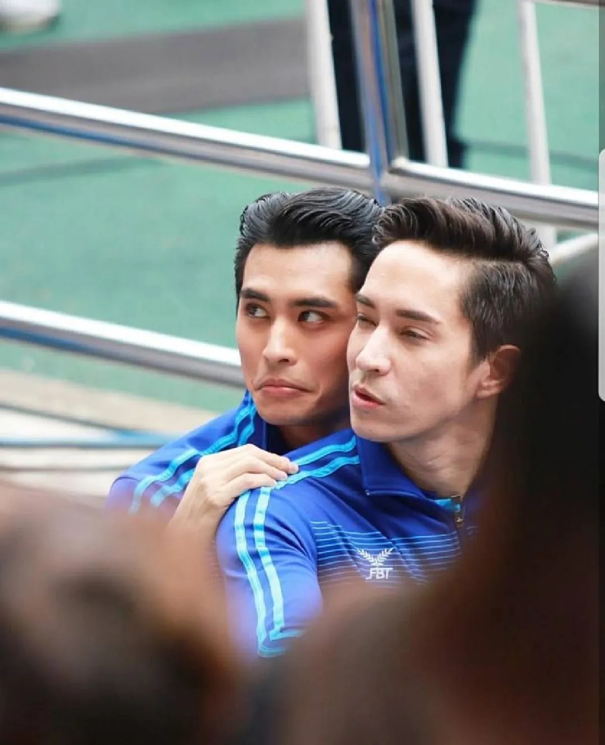 หล่อเป็นปัญหา! เมื่อหนุ่มๆ  "อยุธยาคิ้วท์บอย" ถ่ายภาพด้วยกัน ทำให้สาวๆ เป็นปัญหาในการเลือก