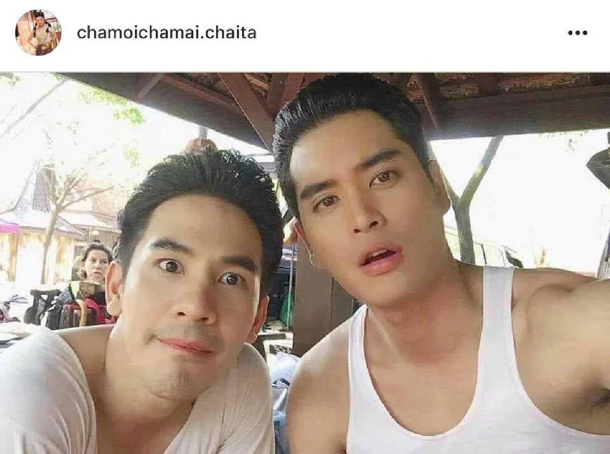 หล่อเป็นปัญหา! เมื่อหนุ่มๆ  "อยุธยาคิ้วท์บอย" ถ่ายภาพด้วยกัน ทำให้สาวๆ เป็นปัญหาในการเลือก