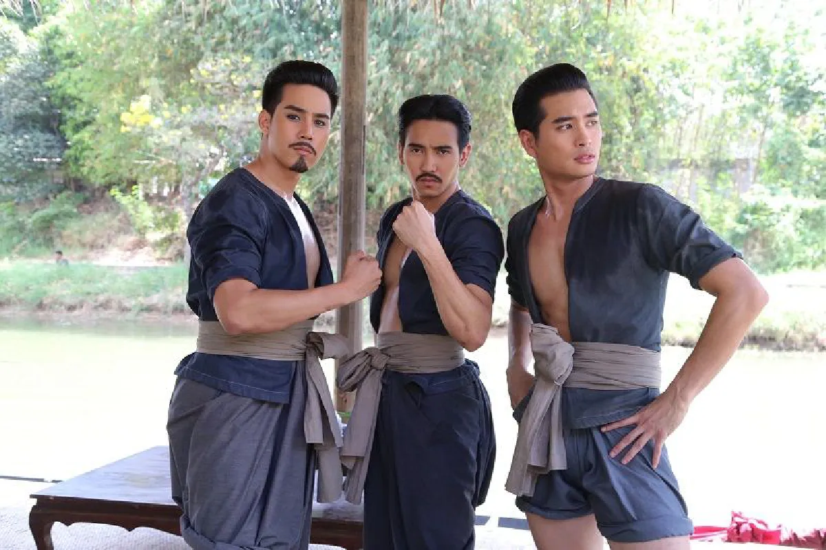 หล่อเป็นปัญหา! เมื่อหนุ่มๆ  "อยุธยาคิ้วท์บอย" ถ่ายภาพด้วยกัน ทำให้สาวๆ เป็นปัญหาในการเลือก