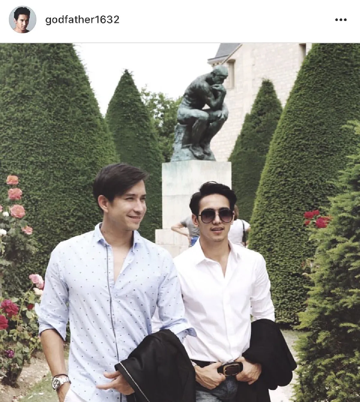 หล่อเป็นปัญหา! เมื่อหนุ่มๆ  "อยุธยาคิ้วท์บอย" ถ่ายภาพด้วยกัน ทำให้สาวๆ เป็นปัญหาในการเลือก