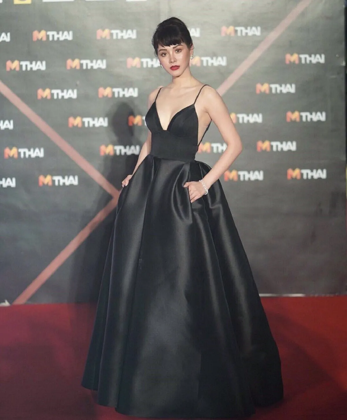 สวยสะกดทุกสายตา! ใบเฟิร์น พิมพ์ชนก ขอเซ็กซี่แหวกโชว์เนินอกขาวเนียน