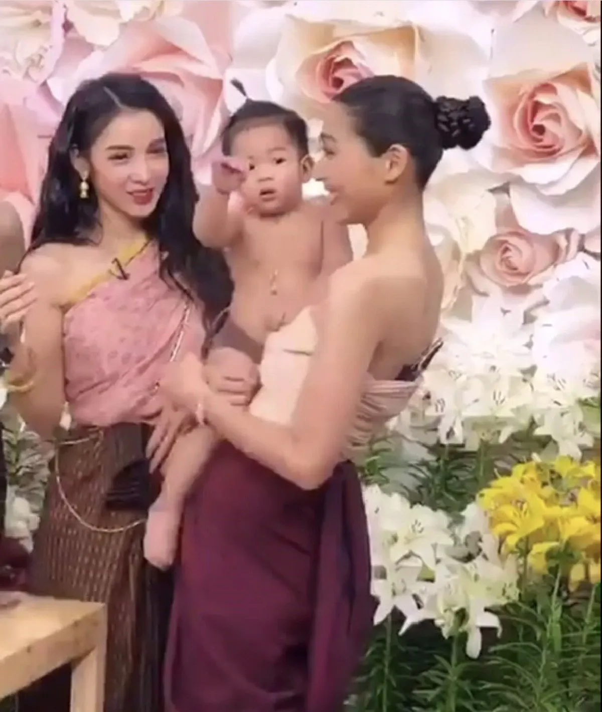 น่ารักเหลือเกินออเจ้า! แม่หญิงแพท-พี่หมื่นเรซซิ่ง แต่งชุดไทยตามละครบุพเพฯ