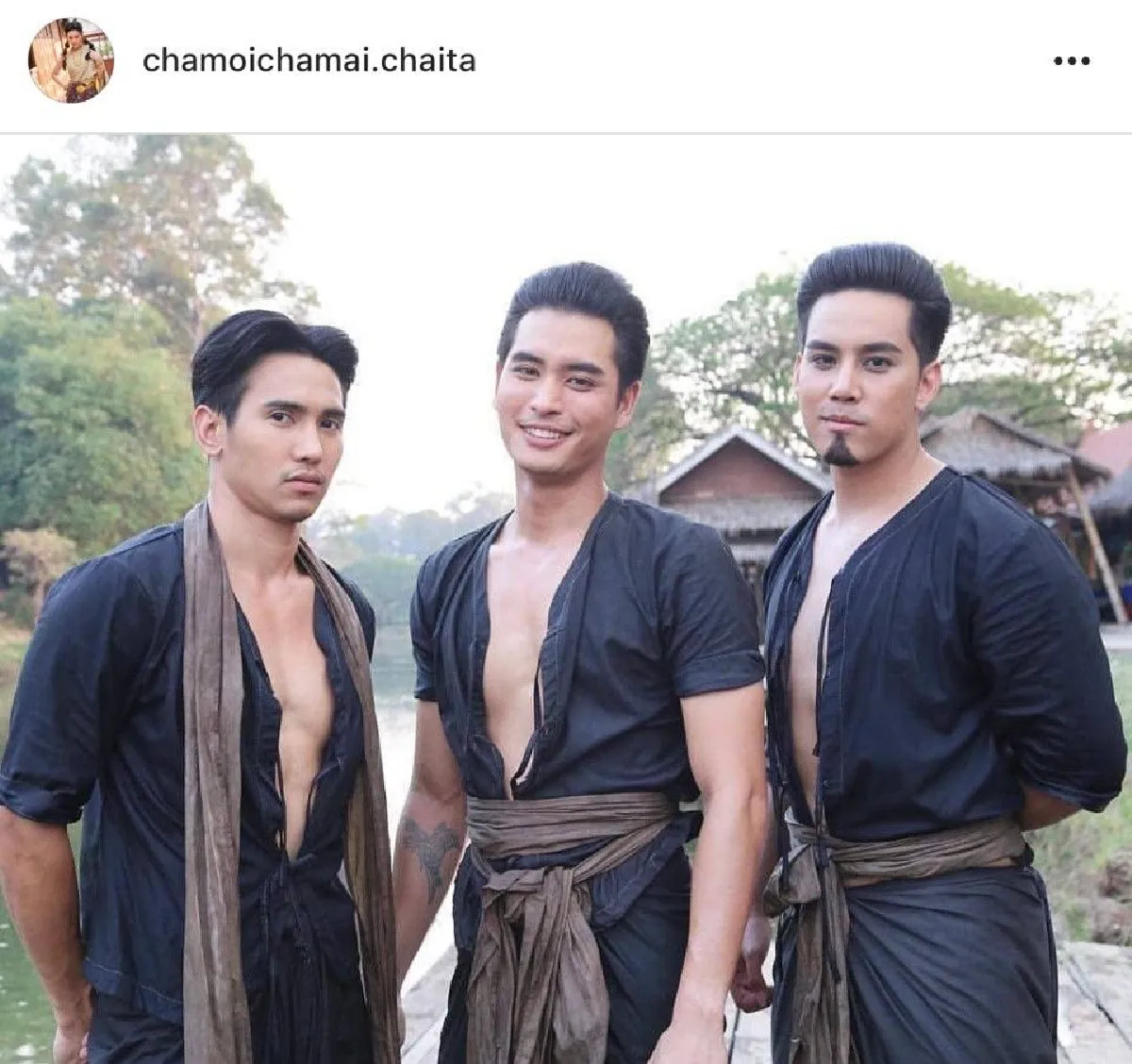 หล่อเป็นปัญหา! เมื่อหนุ่มๆ  "อยุธยาคิ้วท์บอย" ถ่ายภาพด้วยกัน ทำให้สาวๆ เป็นปัญหาในการเลือก