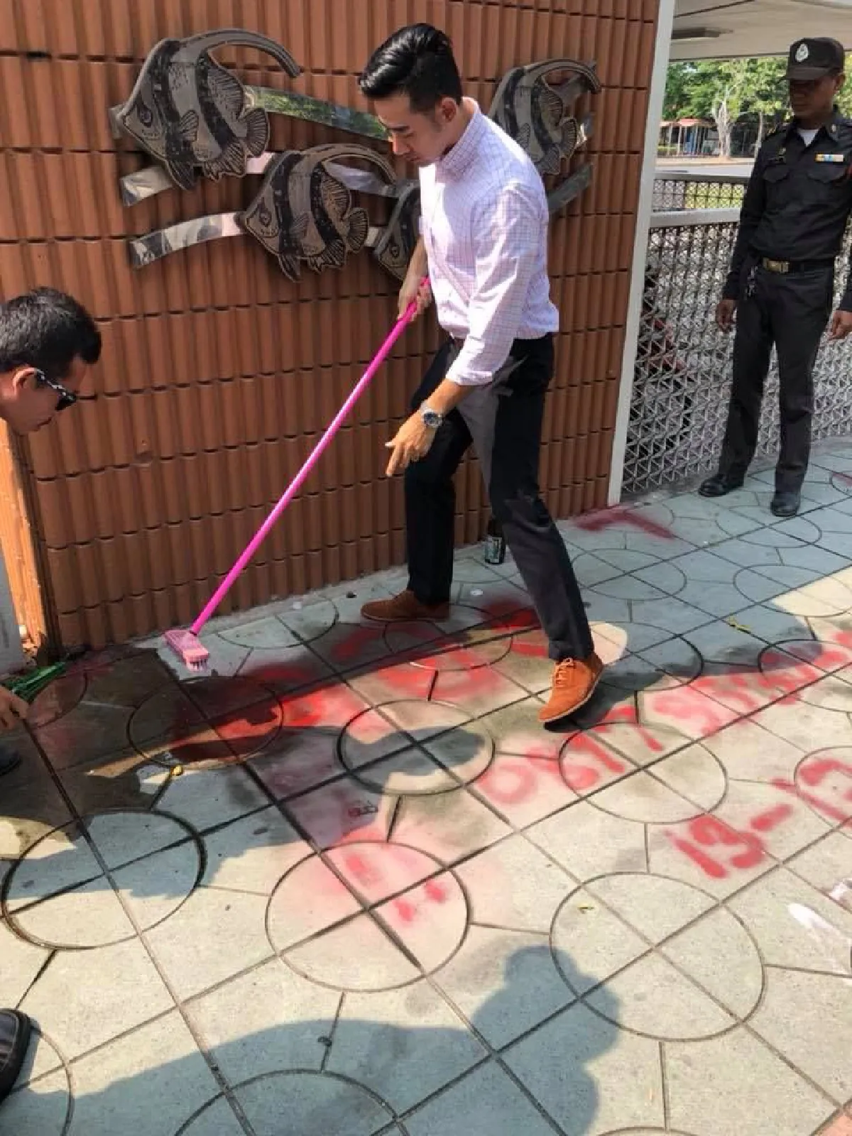 "นายกฯตุ้ย" นำทีมทำความสะอาดสีที่ผู้ค้าพ่นจองขายของงานวันไหล