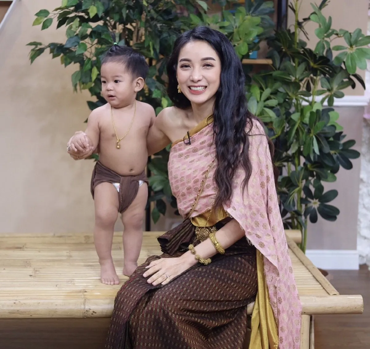 น่ารักเหลือเกินออเจ้า! แม่หญิงแพท-พี่หมื่นเรซซิ่ง แต่งชุดไทยตามละครบุพเพฯ