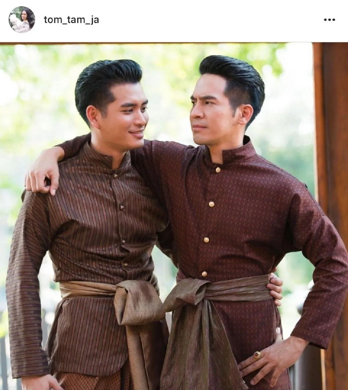 หล่อเป็นปัญหา! เมื่อหนุ่มๆ  "อยุธยาคิ้วท์บอย" ถ่ายภาพด้วยกัน ทำให้สาวๆ เป็นปัญหาในการเลือก