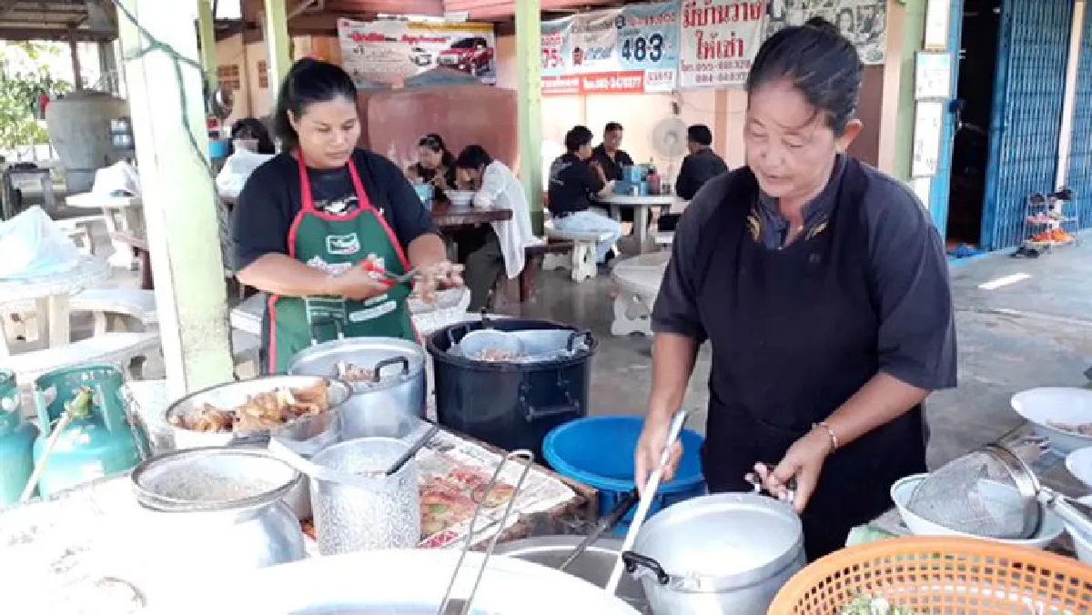 อร่อยสมคำร่ำลือ! ลวกจิ้ม-ก๋วยเตี๋ยวดงเดือยเมืองสุโขทัย
