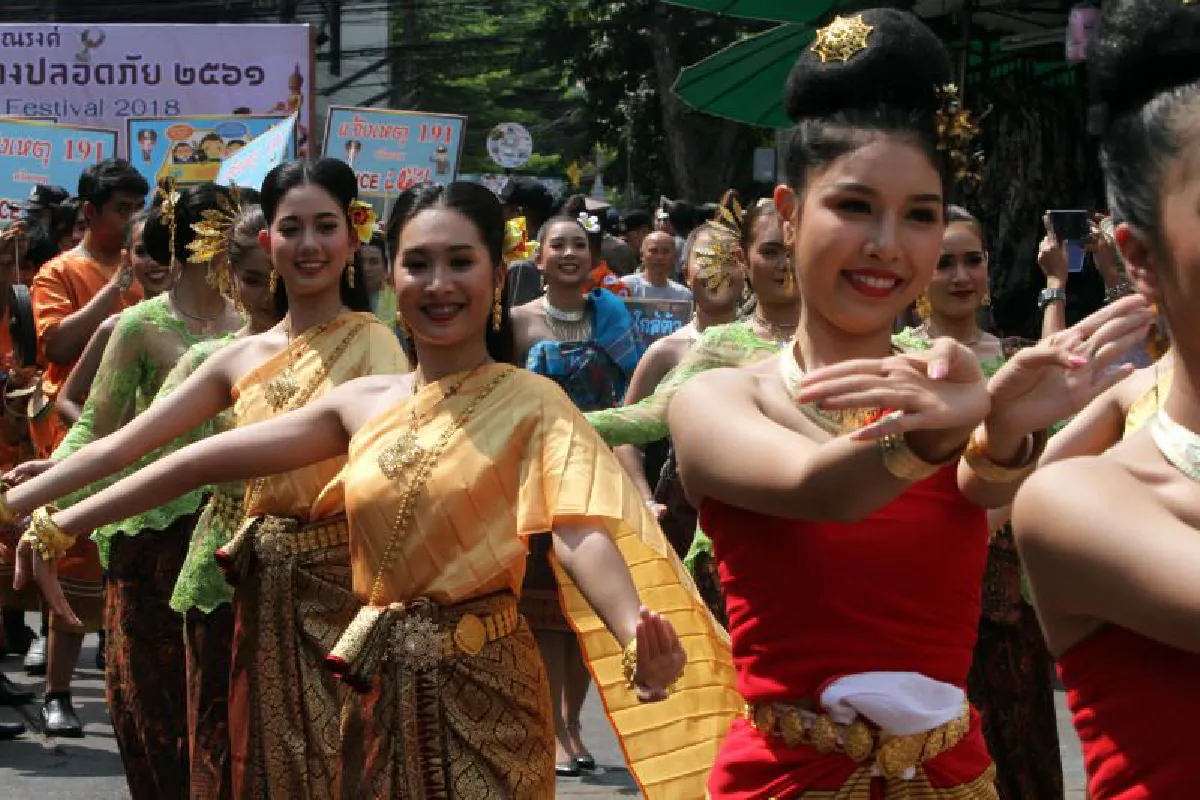 "ออเจ้า"พรึ่บถนนข้าวสารชวนเล่นสงกรานต์ปลอดภัย