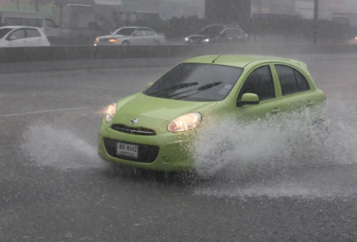 ฝนถล่มกรุงน้ำท่วมหลายพื้นที่ย่านรังสิต