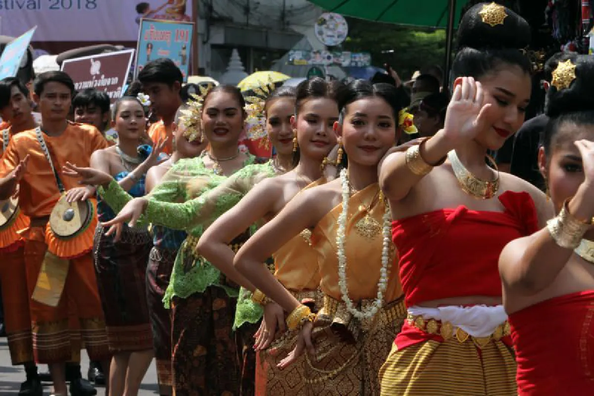 "ออเจ้า"พรึ่บถนนข้าวสารชวนเล่นสงกรานต์ปลอดภัย