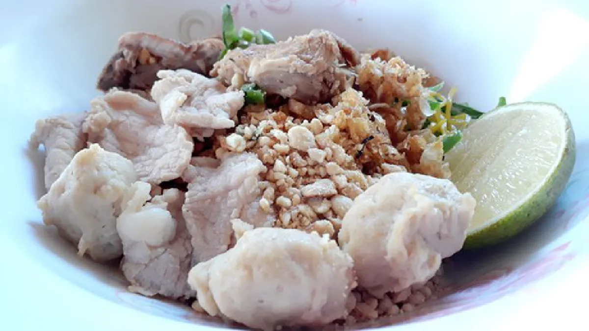 อร่อยสมคำร่ำลือ! ลวกจิ้ม-ก๋วยเตี๋ยวดงเดือยเมืองสุโขทัย