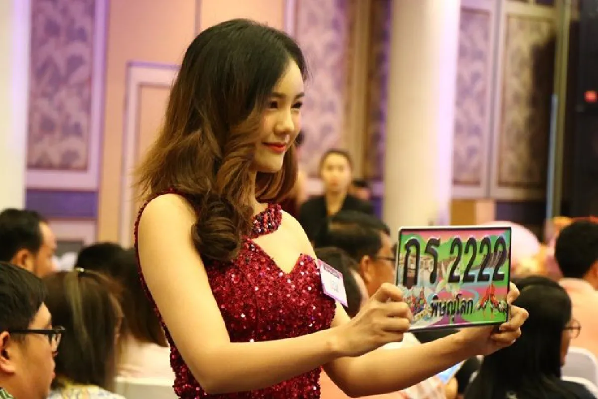 สาวงามถือป้ายทะเบียนเลขสวย ขนส่งพิษณุจัดประมูลหาเงินเข้ากองทุน