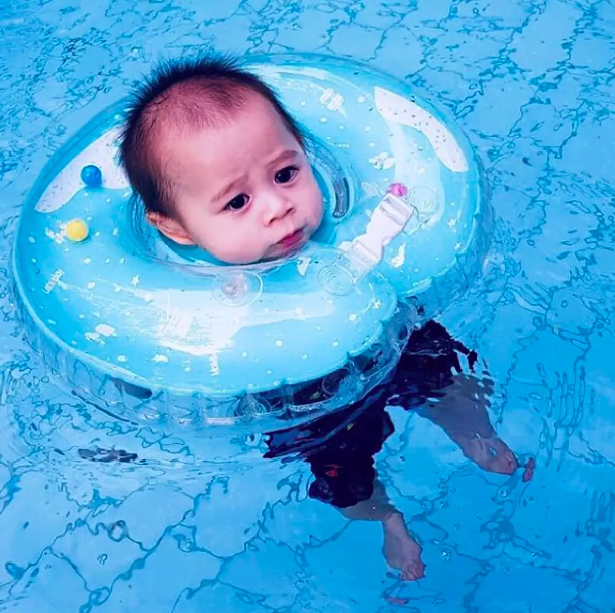 ส่องวันหยุดซุปตาร์แม่ลูกอ่อน “แม่ชม” กับการพา “สายฟ้า-พายุ” ลงสระน้ำครั้งแรก