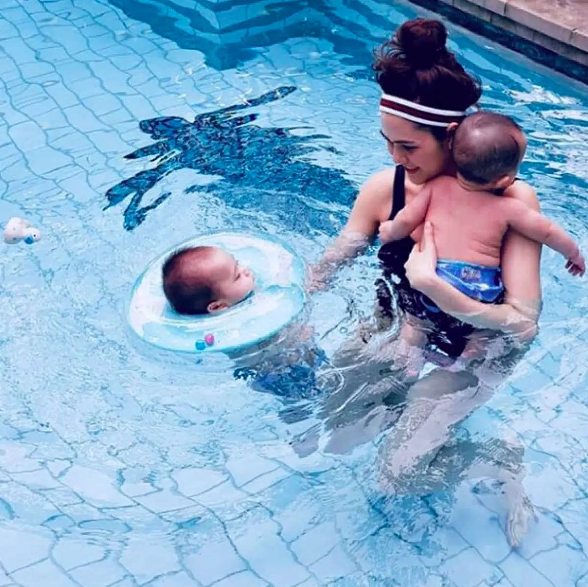 ส่องวันหยุดซุปตาร์แม่ลูกอ่อน “แม่ชม” กับการพา “สายฟ้า-พายุ” ลงสระน้ำครั้งแรก