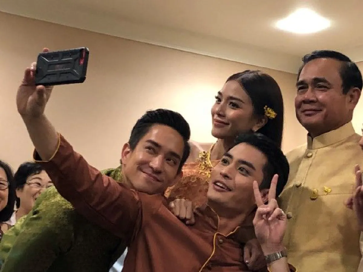 ภาพชุดนายกฯ ลุงตู่ยิ้มอ่อน "พี่หมื่น-แม่หญิงการะเกด" ยกทีมบุพเพสันนิวาสเข้าพบ