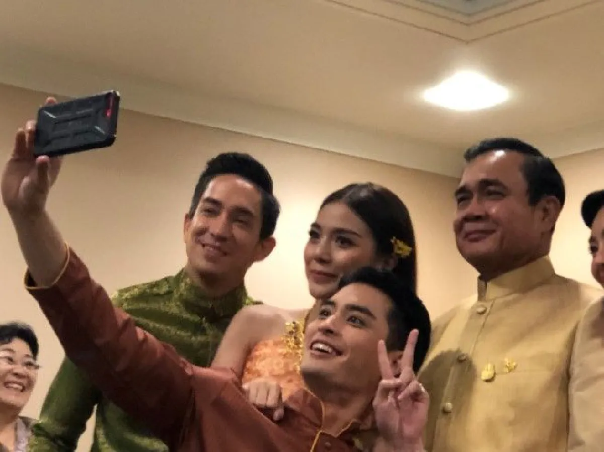 ภาพชุดนายกฯ ลุงตู่ยิ้มอ่อน "พี่หมื่น-แม่หญิงการะเกด" ยกทีมบุพเพสันนิวาสเข้าพบ