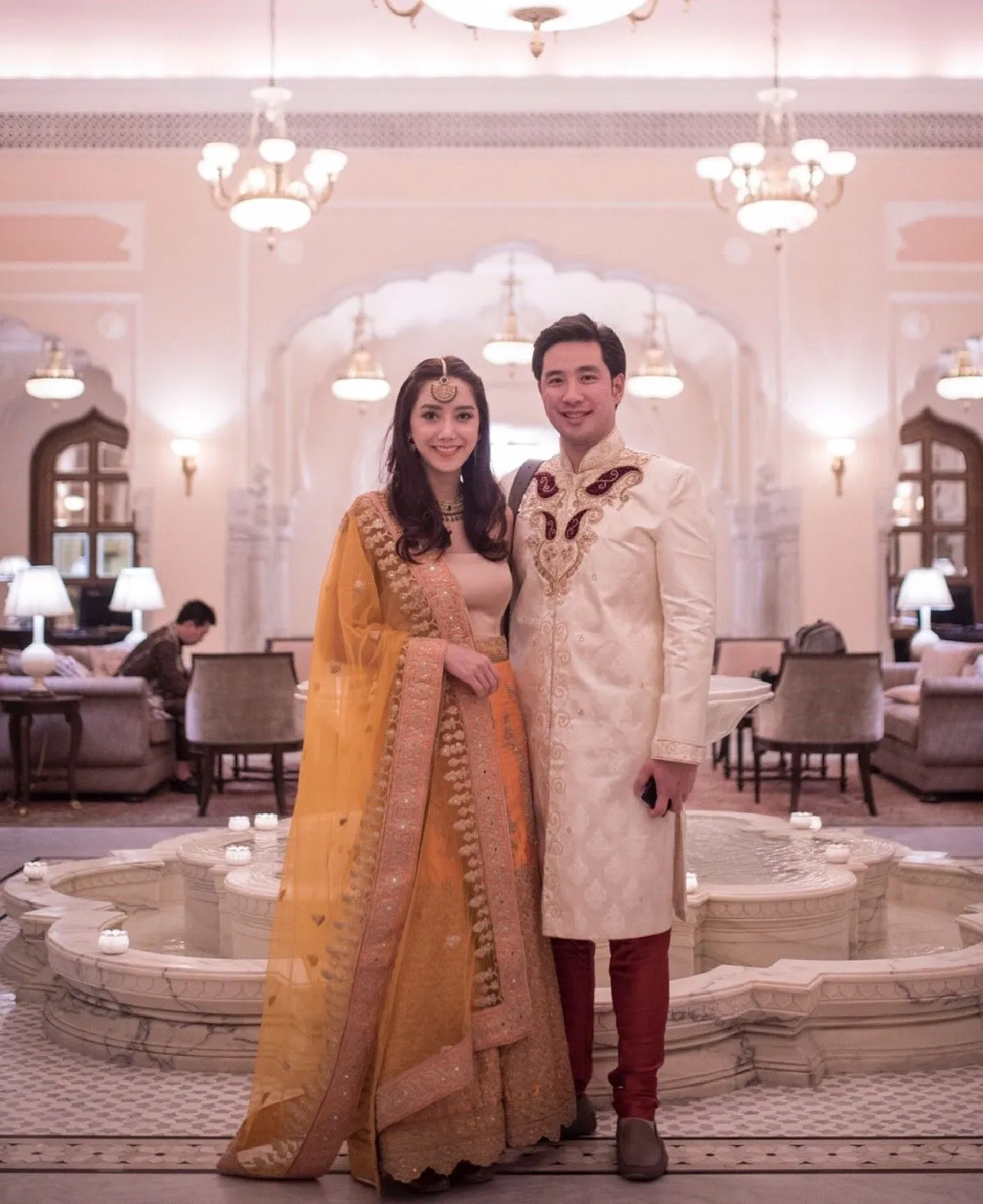 นึกว่าพรีเวดดิ้ง! ไอซ์-ไฮโซแม็กซ์ ควงคู่โชว์สวีทในทริปอินเดีย