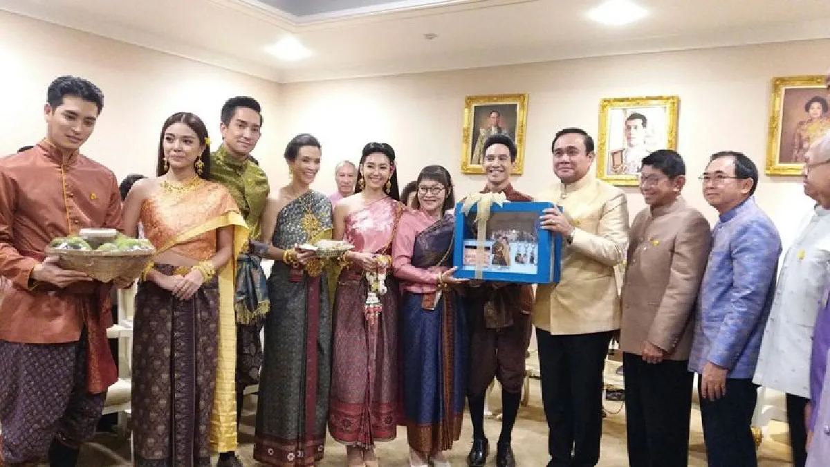 ทำเนียบคึกคัก!"พี่หมื่นโป๊ป-แม่หญิงเบลล่า" นำทีมนักแสดงบุพเพสันนิวาสพบ"นายกฯ"