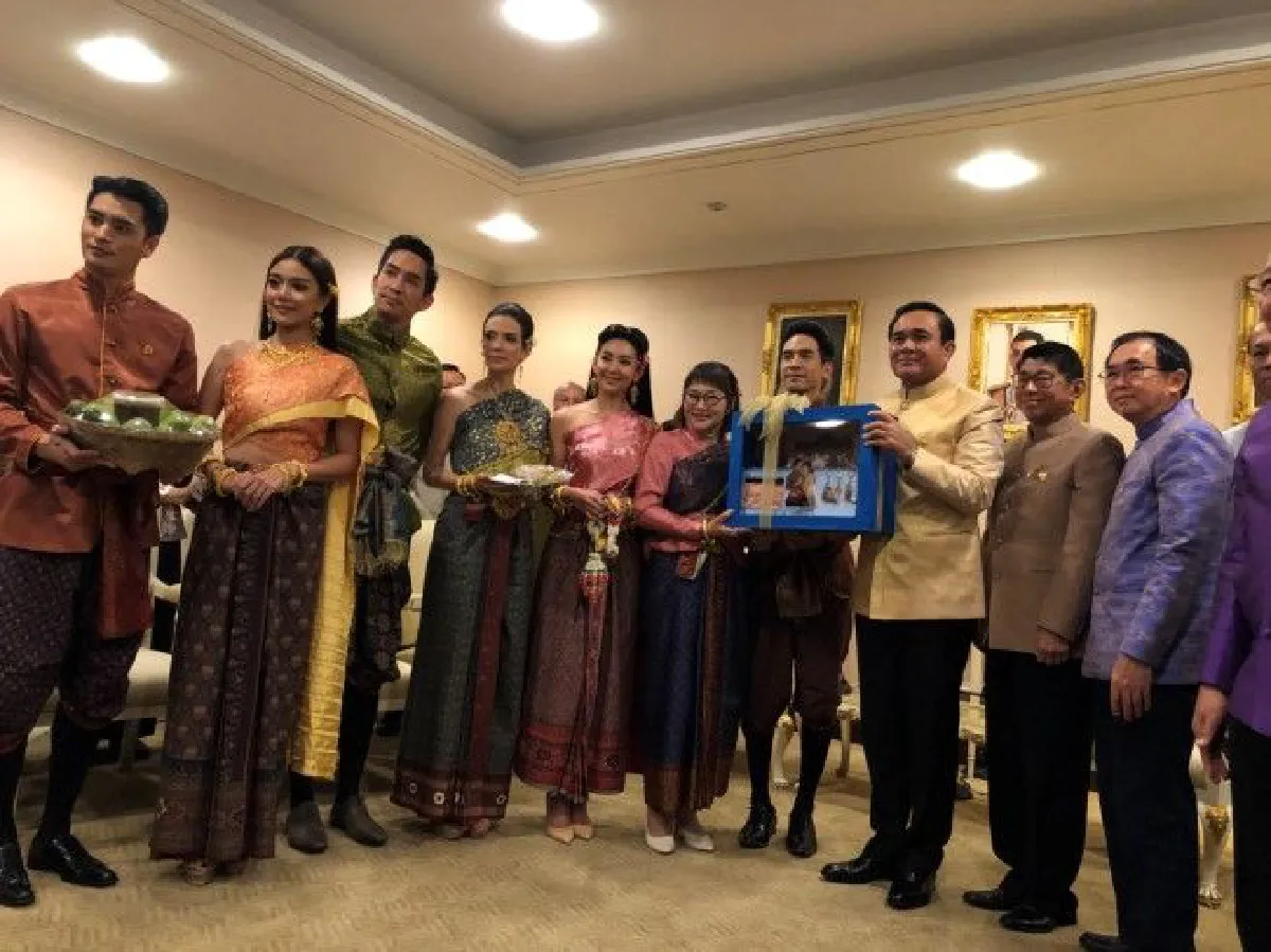 ภาพชุดนายกฯ ลุงตู่ยิ้มอ่อน "พี่หมื่น-แม่หญิงการะเกด" ยกทีมบุพเพสันนิวาสเข้าพบ