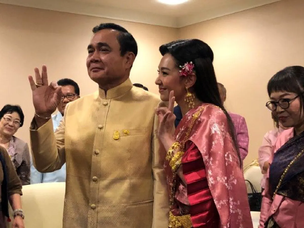 ภาพชุดนายกฯ ลุงตู่ยิ้มอ่อน "พี่หมื่น-แม่หญิงการะเกด" ยกทีมบุพเพสันนิวาสเข้าพบ