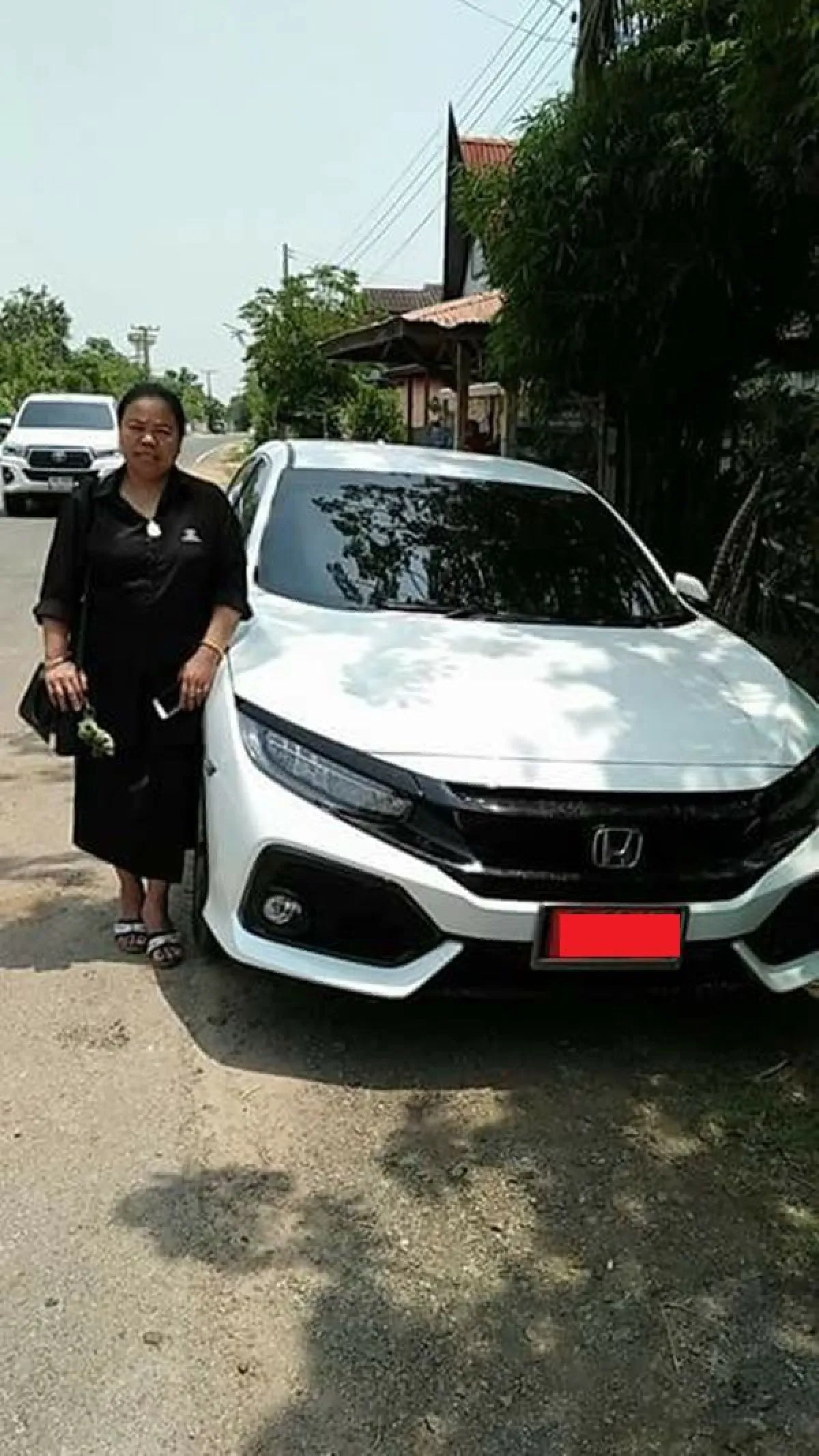 ลูกทุ่งสาวกตัญญู! ลำไย ไหทองคำ ถอยรถป้ายแดงให้ตายายไว้ขับไปหาหมอ