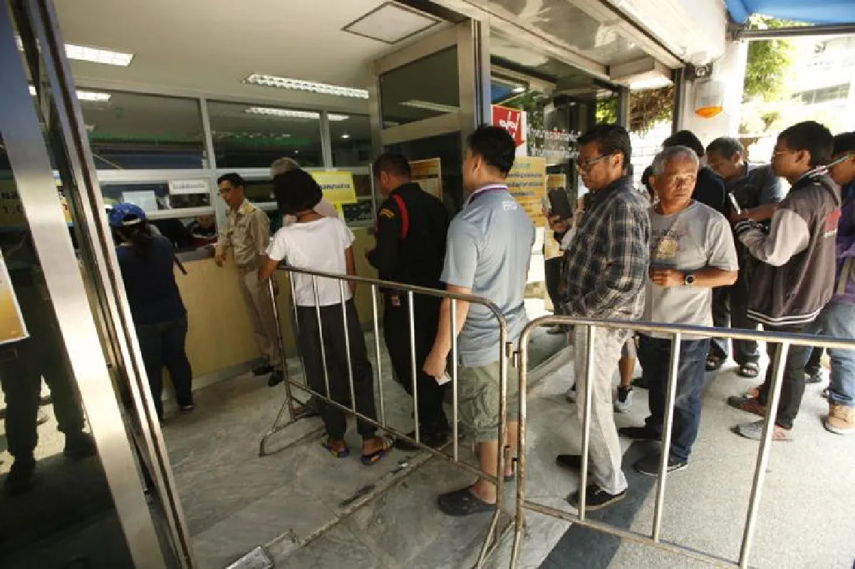 ประชาชนแห่เข้าคิวแลกเหรียญกษาปณ์รัชกาลที่ 10 คึกคัก