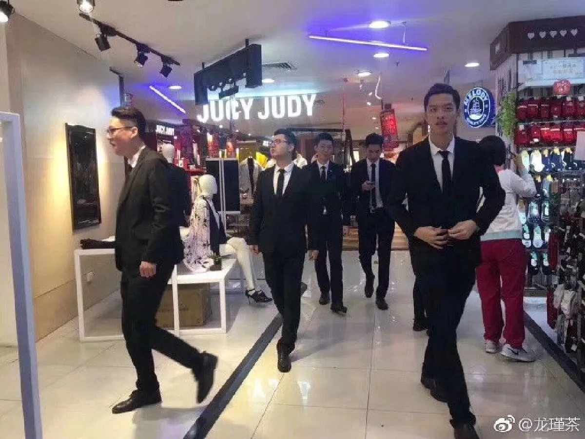 ห้างจีนปิ๊งไอเดีย บริการเช่าแฟนหนุ่มเป็นเพื่อนช็อปปิ้ง