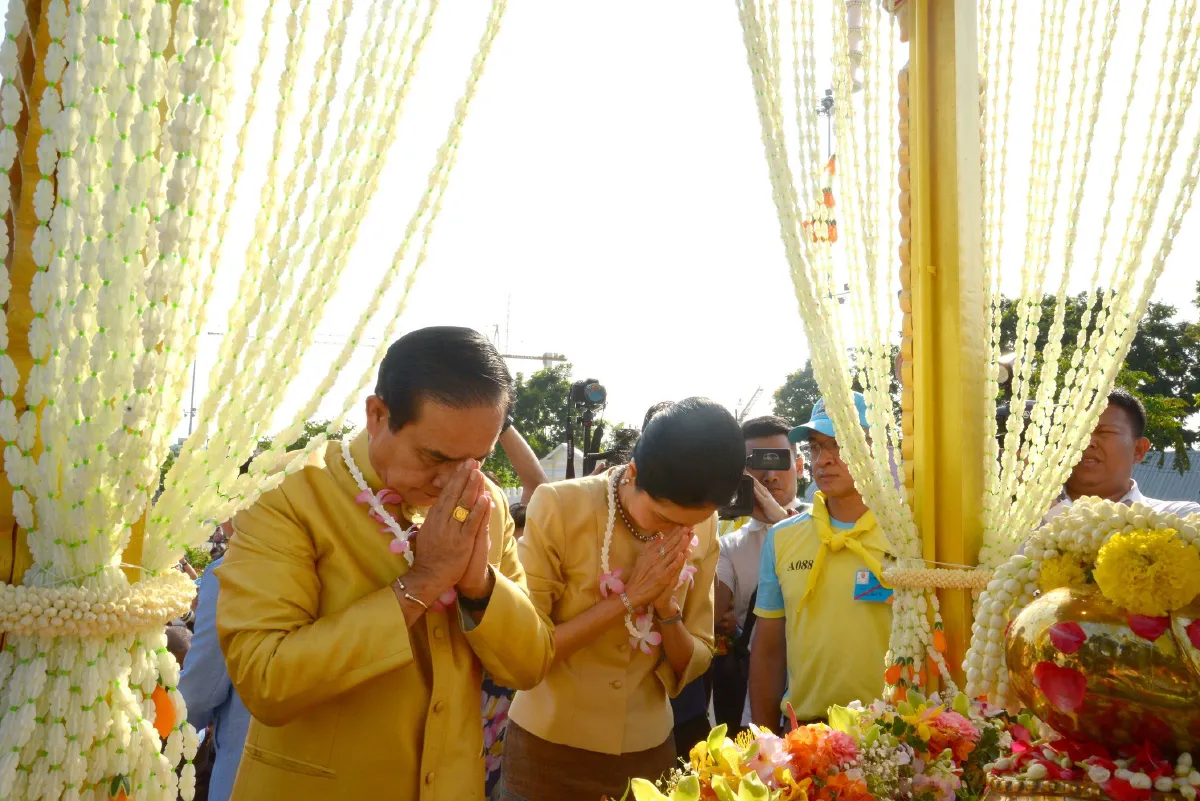 "บิ๊กตู่" นำ ผบ.เหล่าทัพ ร่วมงานสงกรานต์พระราชทาน