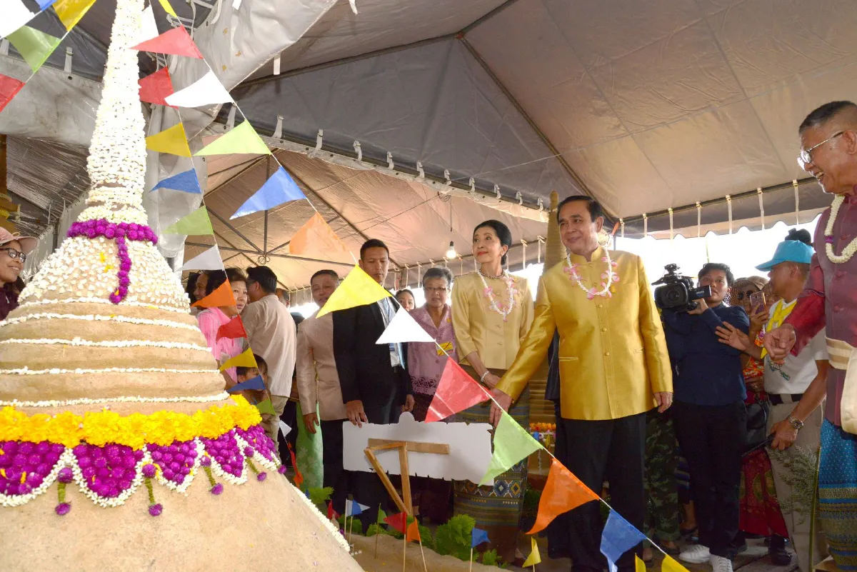 "บิ๊กตู่" นำ ผบ.เหล่าทัพ ร่วมงานสงกรานต์พระราชทาน