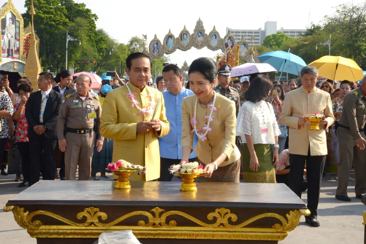 "บิ๊กตู่" นำ ผบ.เหล่าทัพ ร่วมงานสงกรานต์พระราชทาน