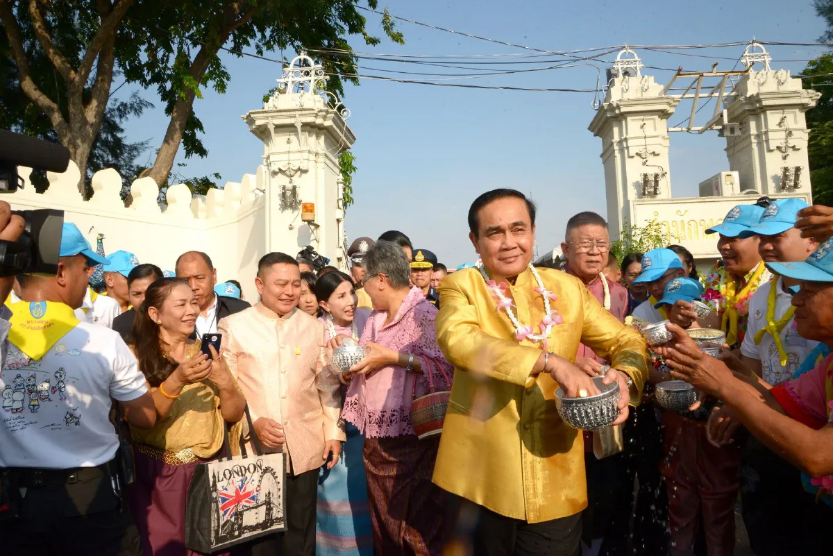 "บิ๊กตู่" นำ ผบ.เหล่าทัพ ร่วมงานสงกรานต์พระราชทาน
