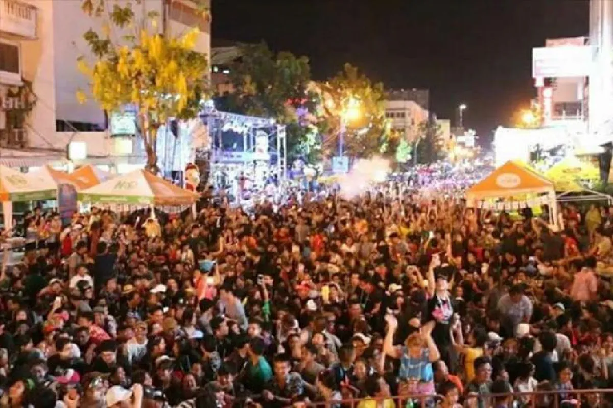 สืบตำนานถนนข้าวเหนียว ต้นแบบสงกรานต์สารพัด ‘ข้าว’