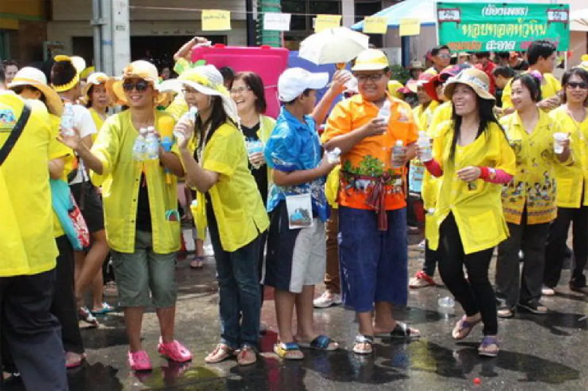 สืบตำนานถนนข้าวเหนียว ต้นแบบสงกรานต์สารพัด ‘ข้าว’