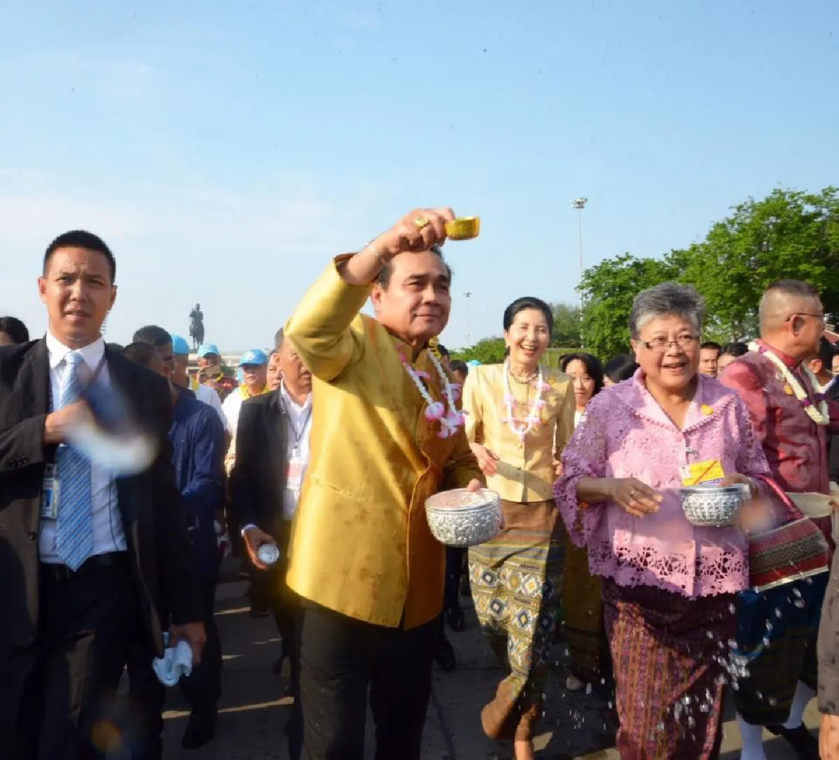 "บิ๊กตู่" นำ ผบ.เหล่าทัพ ร่วมงานสงกรานต์พระราชทาน