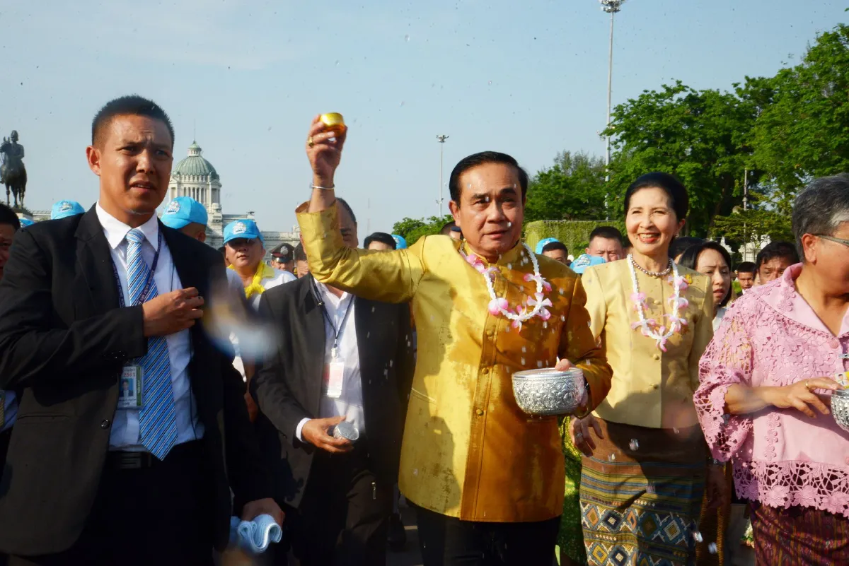 "บิ๊กตู่" นำ ผบ.เหล่าทัพ ร่วมงานสงกรานต์พระราชทาน