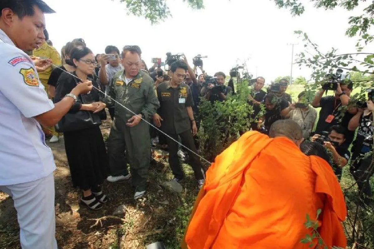 ครอบครัวทำพิธีเชิญวิญญาณ "น้องอิน" ที่จุดเกิดเหตุ