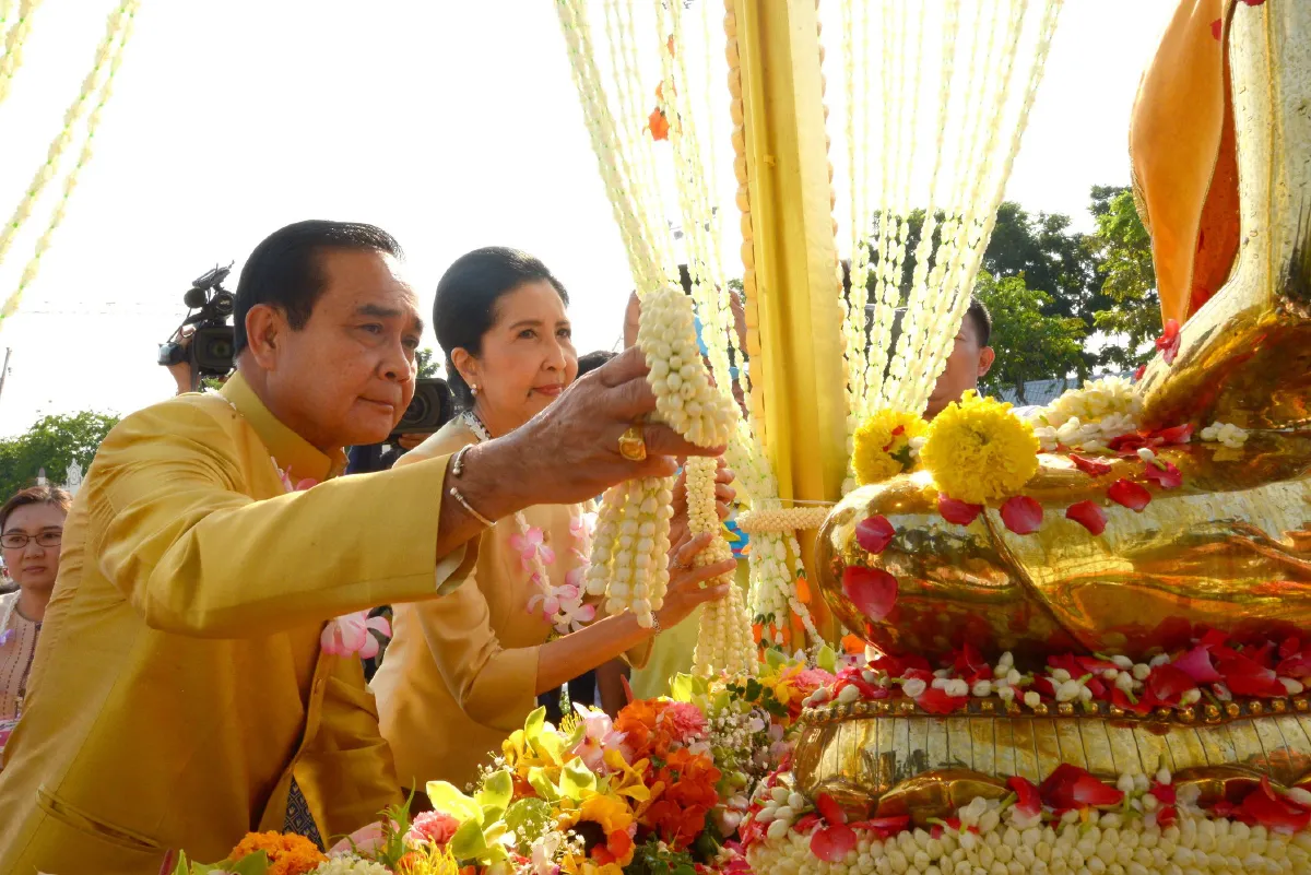 "บิ๊กตู่" นำ ผบ.เหล่าทัพ ร่วมงานสงกรานต์พระราชทาน