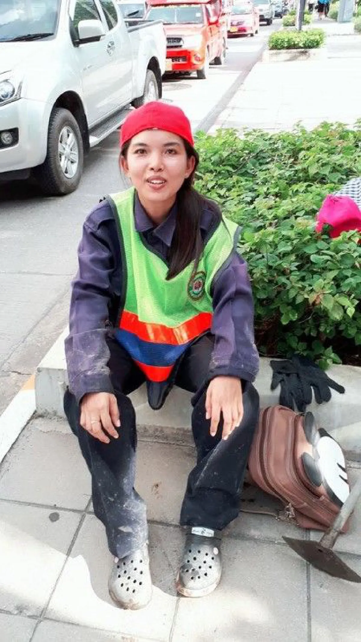 สาวจบป.ตรี เลือกทำงานเป็นคนกวาดถนน เผยยึดหลักมีความสุข-สบายใจ