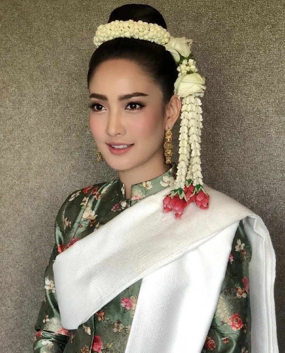 แต้ว ณฐพร สวมผ้าซิ่นเยือนถิ่นอีสาน ร่วมพิธียกยอขันหมากเบ็ง