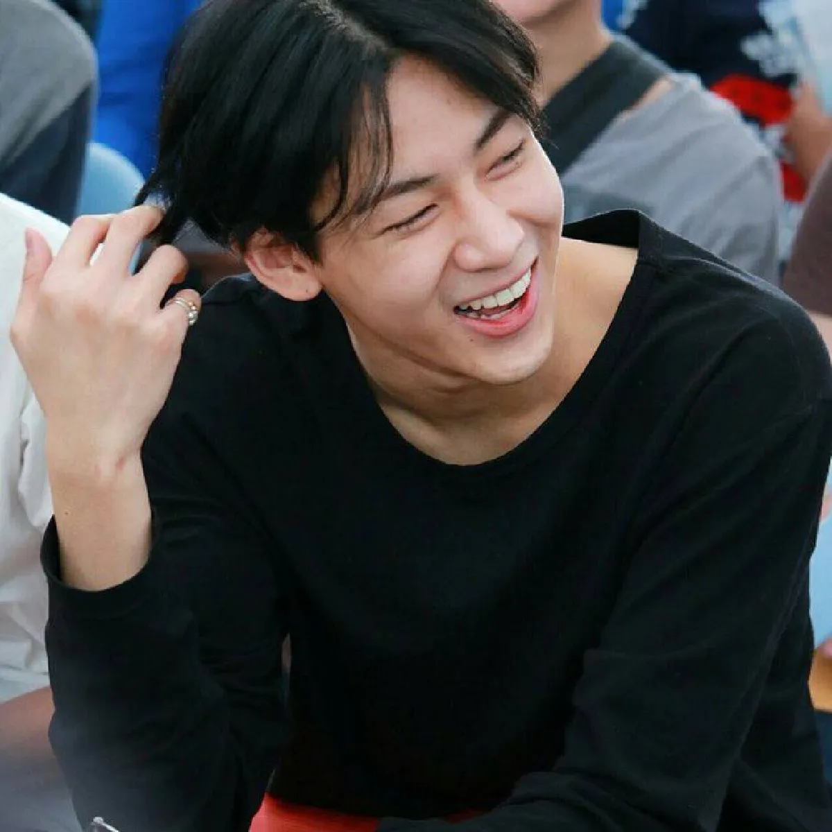 แฟนคลับเอาใจช่วย! แบมแบม GOT7 ทำหน้าที่ชายไทย ลุ้นจับใบดำ-ใบแดง
