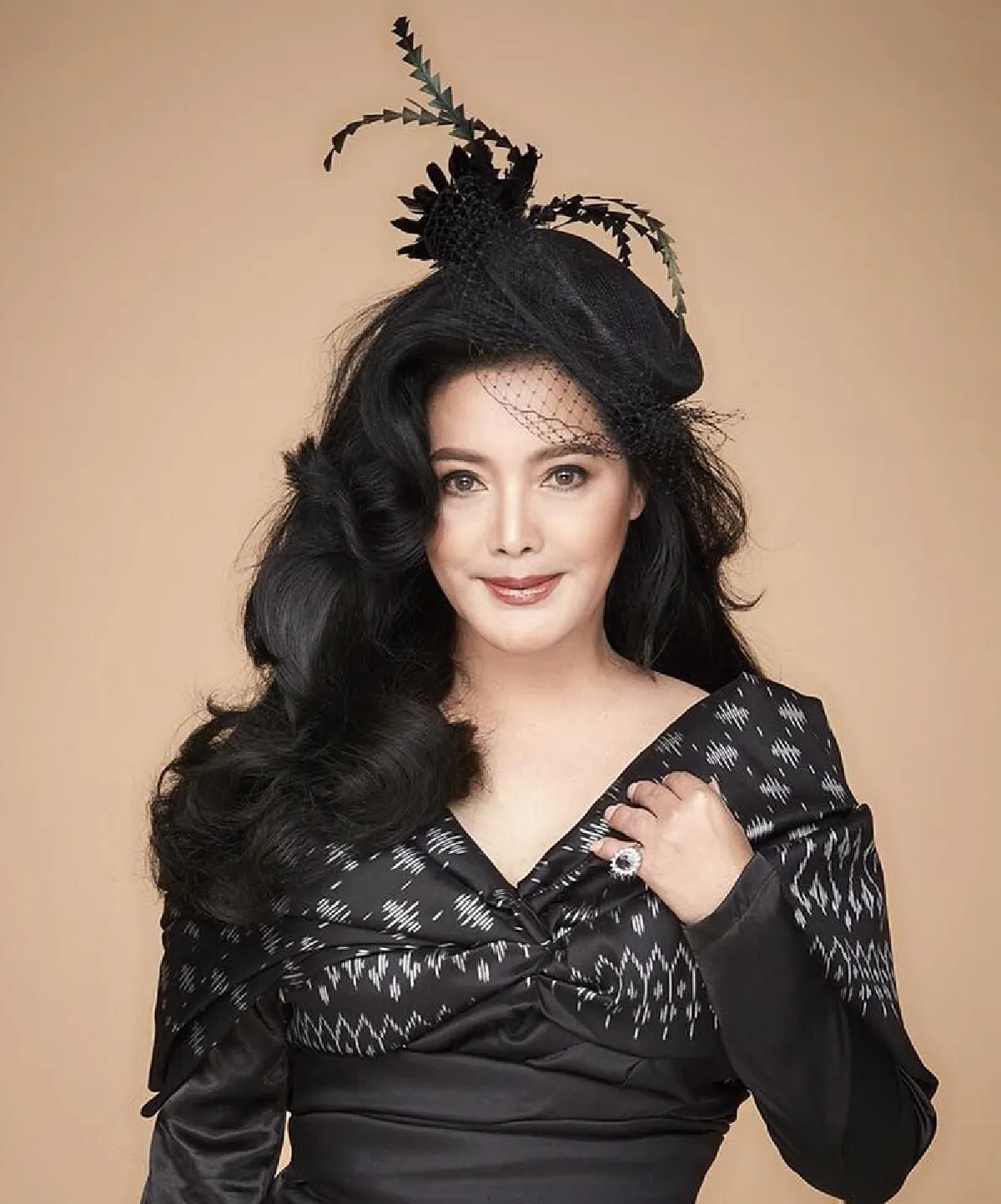 ภาพล่าสุด คุณหญิงจำปา สวยสง่าในชุดผ้าไทย ถ่ายงานครั้งแรกหลังละครดังเปรี้ยง