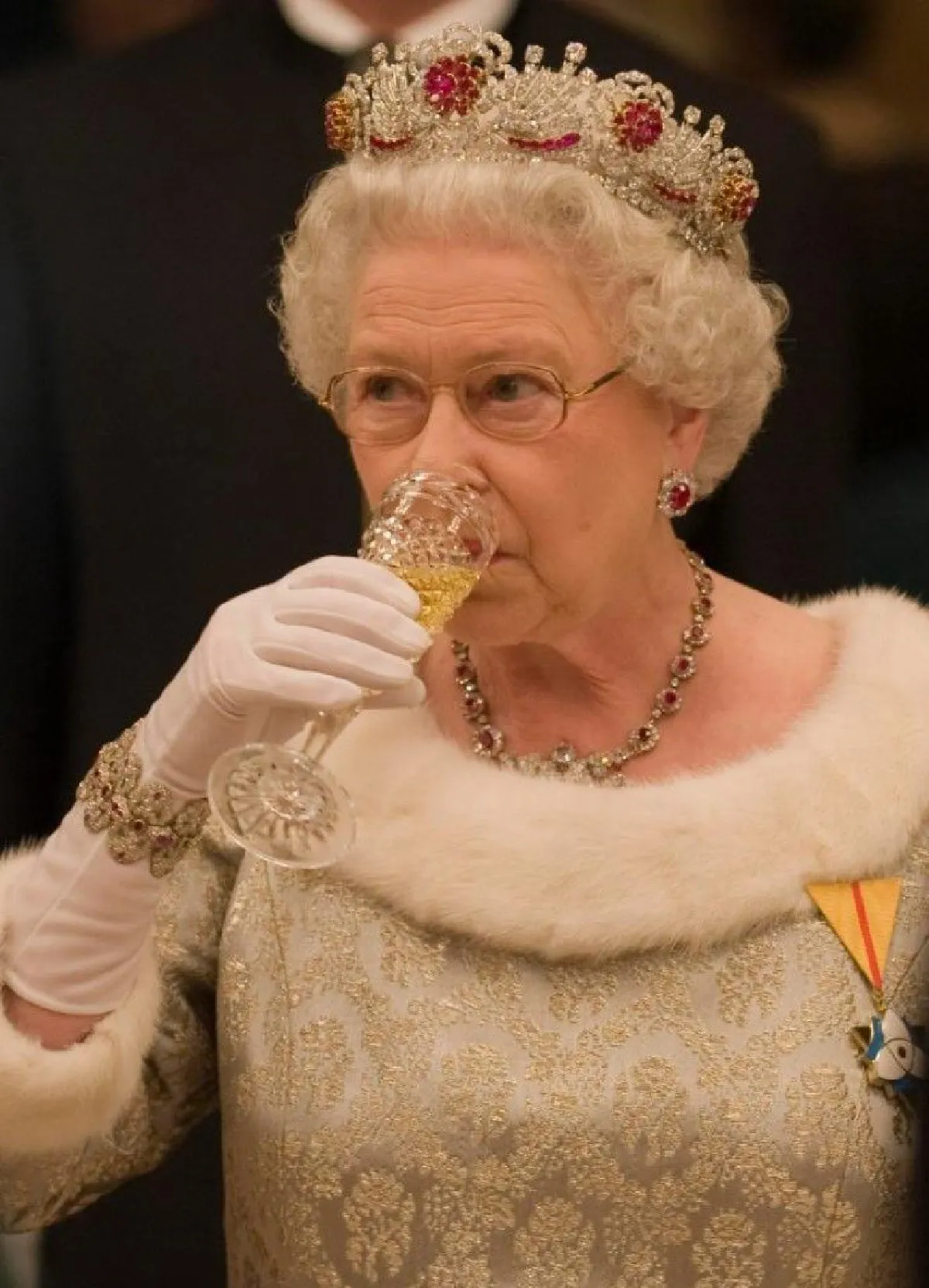 รัสเซียเล่นแรง กล่าวหาควีนทรงติดเครื่องดื่มแอลกอฮอล์