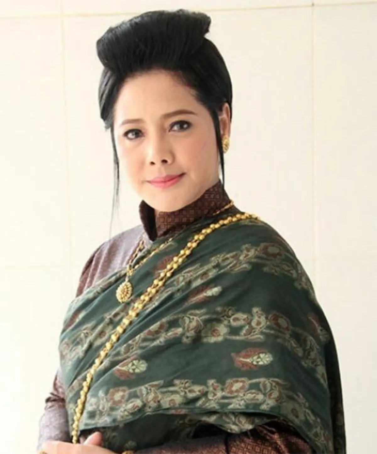 ภาพล่าสุด คุณหญิงจำปา สวยสง่าในชุดผ้าไทย ถ่ายงานครั้งแรกหลังละครดังเปรี้ยง