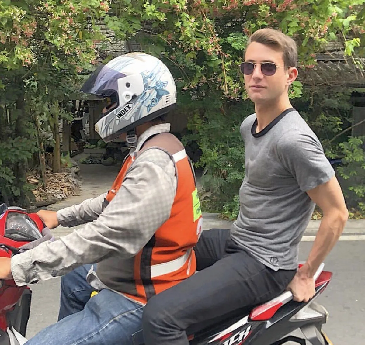 สวยแพงทุกอิริยาบถ! ปู ไปรยา พาแฟนฝรั่งซ้อนวินมอเตอร์ไซค์ในเวลาเร่งรีบ