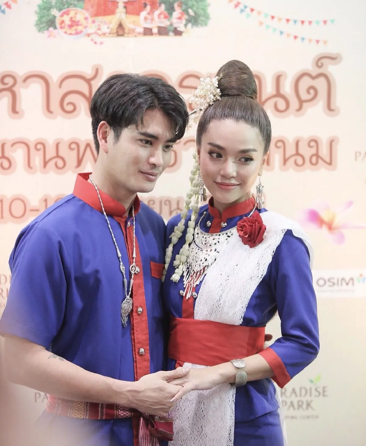 สวยจนไม่กล้าแซว! ปั้นจั่น-ปราง แต่งชุดภูไทออกงานคู่โชว์หวานนอกจอ