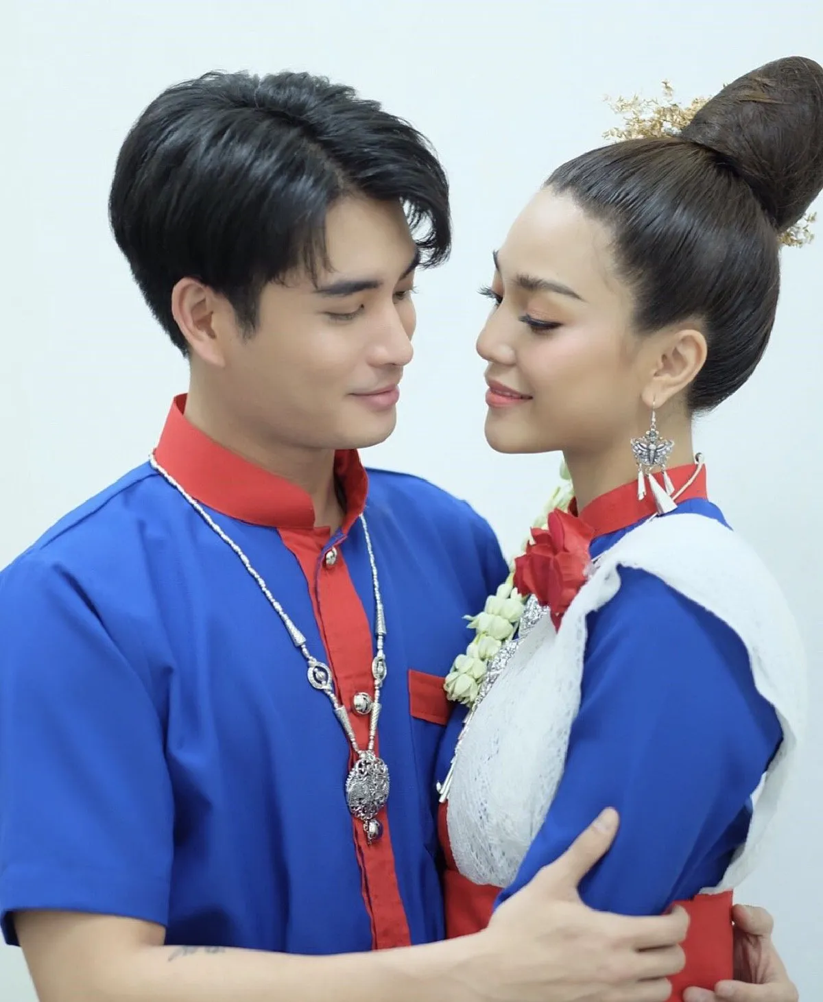 สวยจนไม่กล้าแซว! ปั้นจั่น-ปราง แต่งชุดภูไทออกงานคู่โชว์หวานนอกจอ