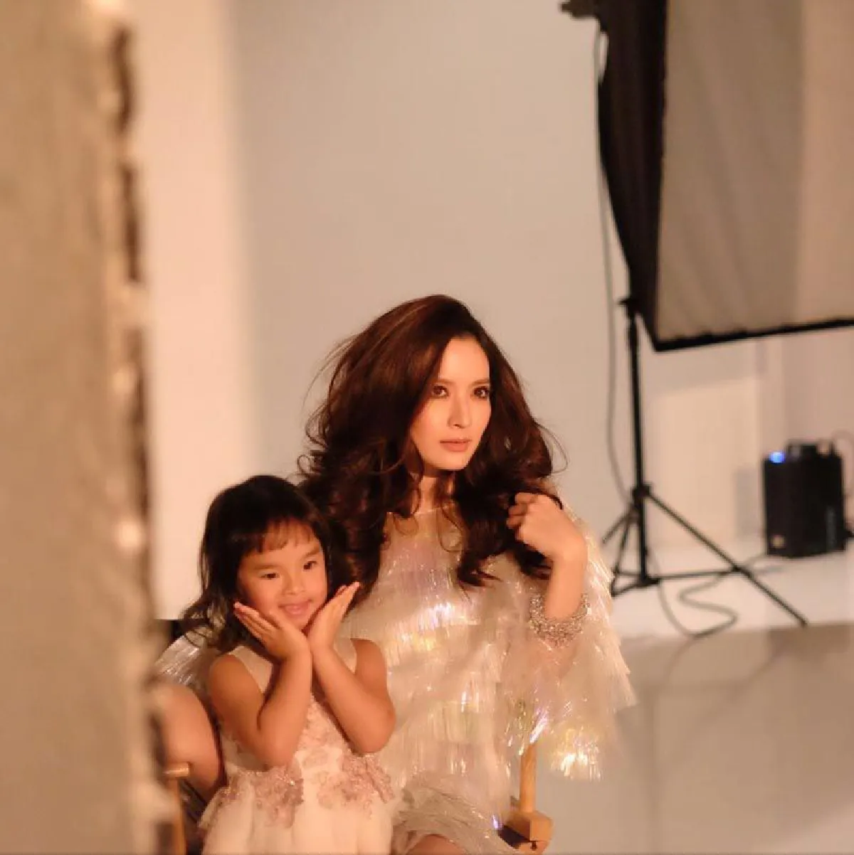 แฟชั่นล่าสุดของ น้องปีใหม่ เจอดราม่า! แฟนคลับติงถอดเสื้อถ่ายแบบไม่เหมาะสม